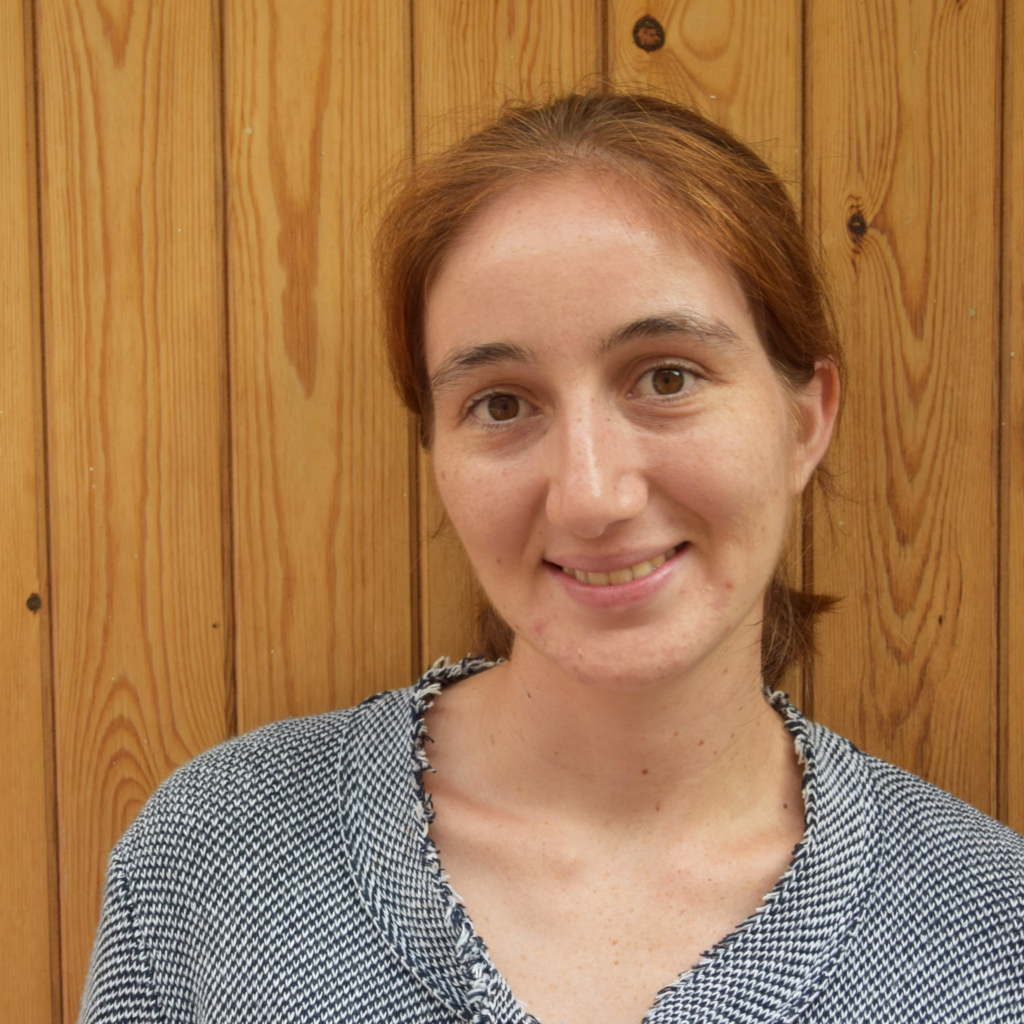 La Maria és graduada en Enginyeria en Tecnologies Industrials a través de la Universitat Politècnica de Catalunya. També ha cursat un Doble Màster en Enginyeria de l'Energia i Enginyeria Industrial a la UPC, i la seva especialitat són les energies renovables. També ha treballat a fons temes de comunitats energètiques basats en solar fotovoltaica, des de la perspectiva tècnica però també legislativa i social. La Maria combina la seva vessant professional com a enginyera amb l'activisme climàtic.
